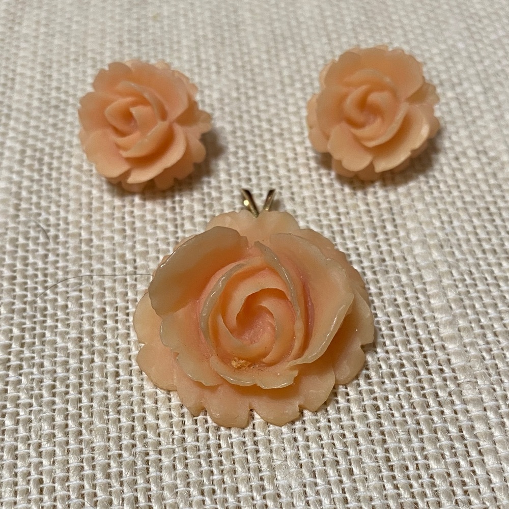 Trifari vintage Peach Rose clip on earrings and matching pendant Jewelry Set